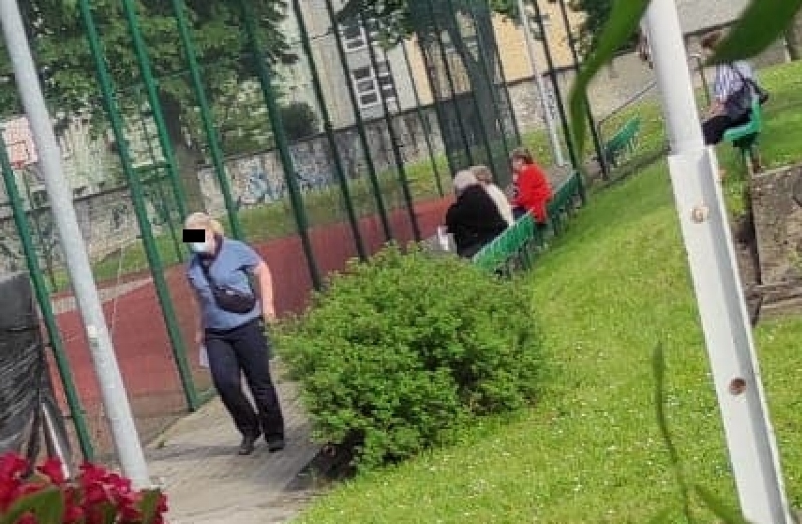 Zdjęcie w galerii na portalu naszraciborz.pl: Ze szczepionkami jak z kubańskimi pomarańczami. Kolejka na sto osób na Wileńskiej i żale do władz wiadomości z regionu