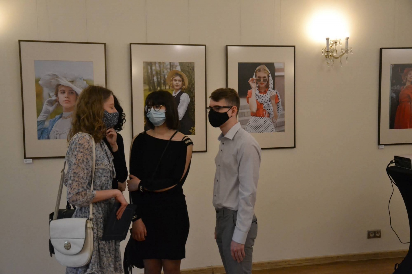 Zdjęcie w galerii na portalu naszraciborz.pl: Dyplomy 2021 - wernisaż wystawy na Zamku Piastowskim za nami wiadomości z regionu