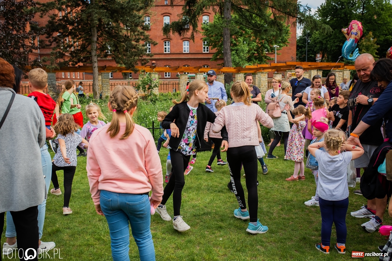 Zdjęcie w galerii na portalu naszraciborz.pl: W parku Jordanowskim i na Rynku - Dzień Dziecka w Raciborzu [FOTO] wiadomości z regionu