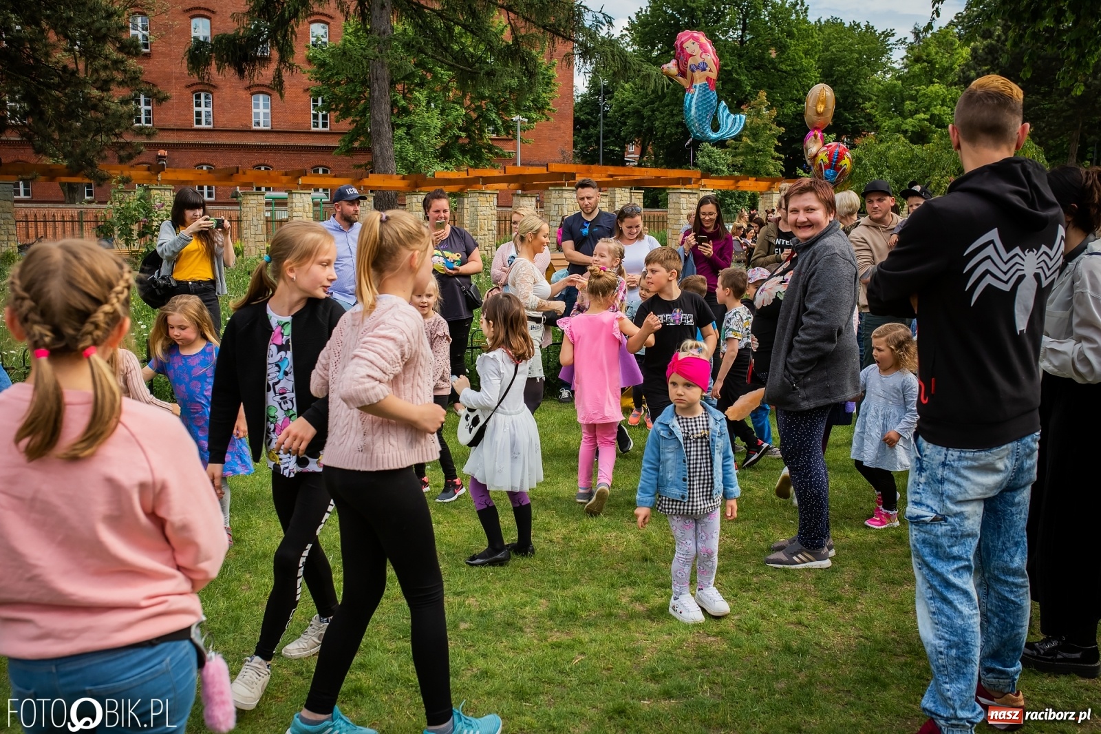 Zdjęcie w galerii na portalu naszraciborz.pl: W parku Jordanowskim i na Rynku - Dzień Dziecka w Raciborzu [FOTO] wiadomości z regionu