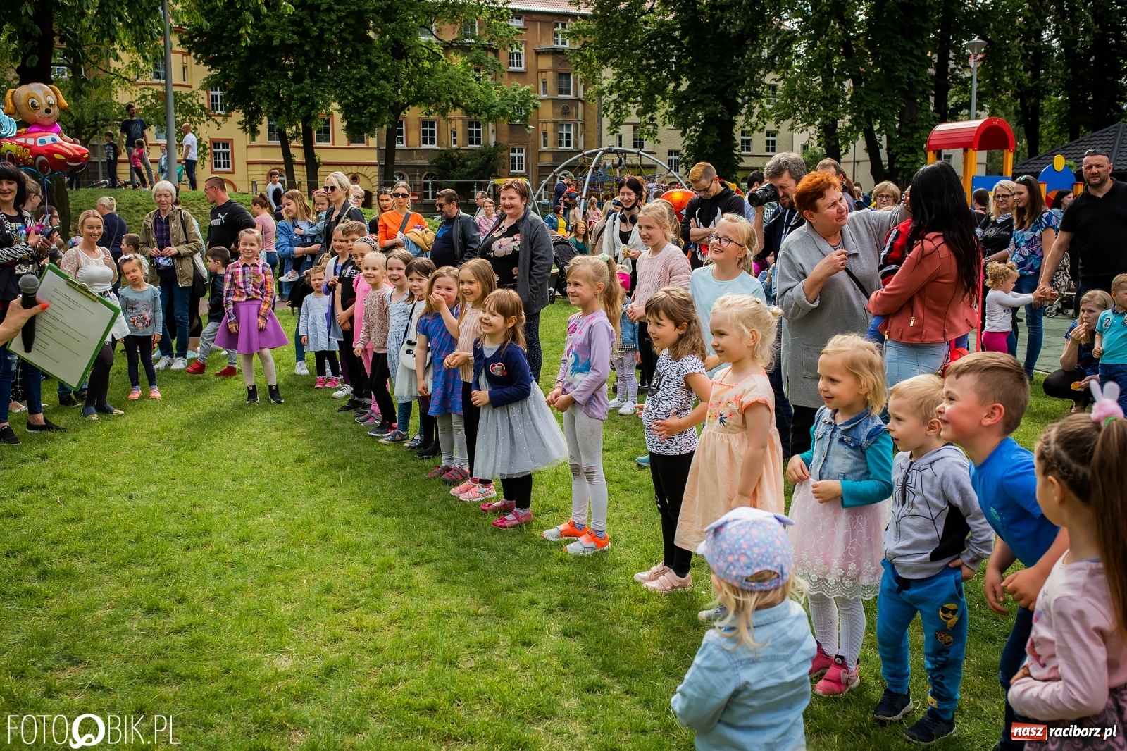 Zdjęcie w galerii na portalu naszraciborz.pl: W parku Jordanowskim i na Rynku - Dzień Dziecka w Raciborzu [FOTO] wiadomości z regionu