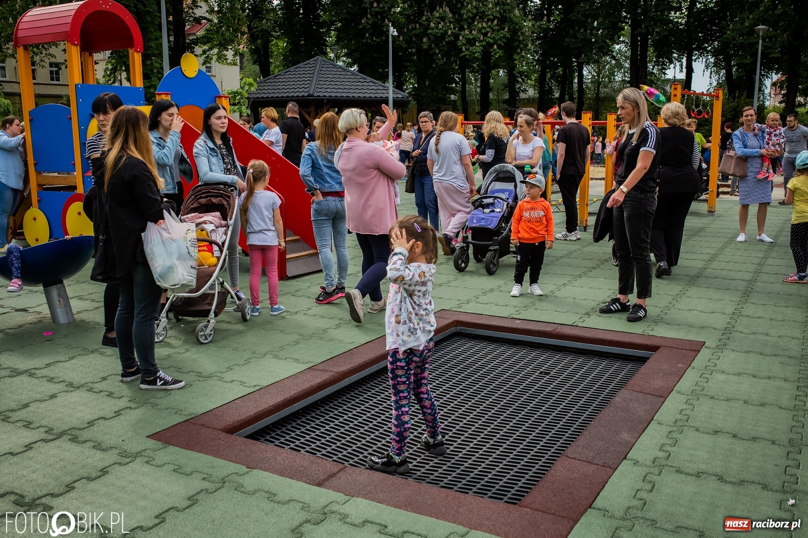 Zdjęcie w galerii na portalu naszraciborz.pl: W parku Jordanowskim i na Rynku - Dzień Dziecka w Raciborzu [FOTO] wiadomości z regionu