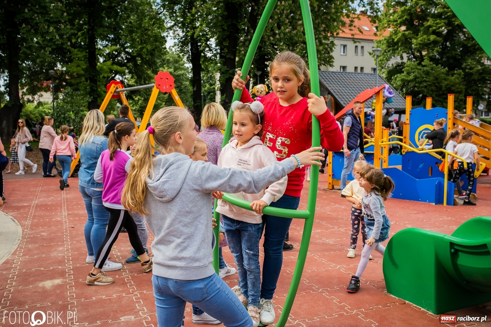 Zdjęcie w galerii na portalu naszraciborz.pl: W parku Jordanowskim i na Rynku - Dzień Dziecka w Raciborzu [FOTO] wiadomości z regionu
