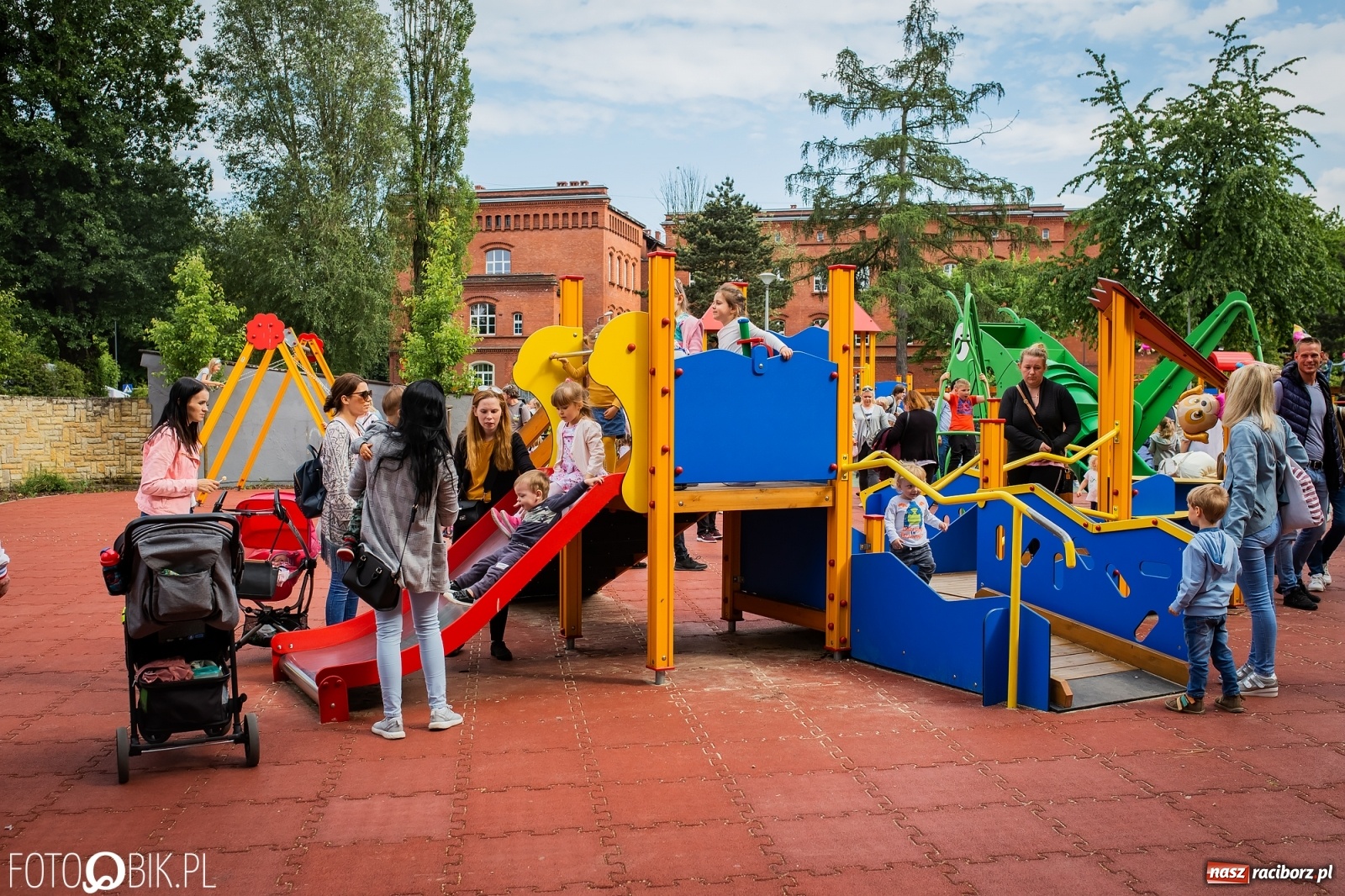 Zdjęcie w galerii na portalu naszraciborz.pl: W parku Jordanowskim i na Rynku - Dzień Dziecka w Raciborzu [FOTO] wiadomości z regionu