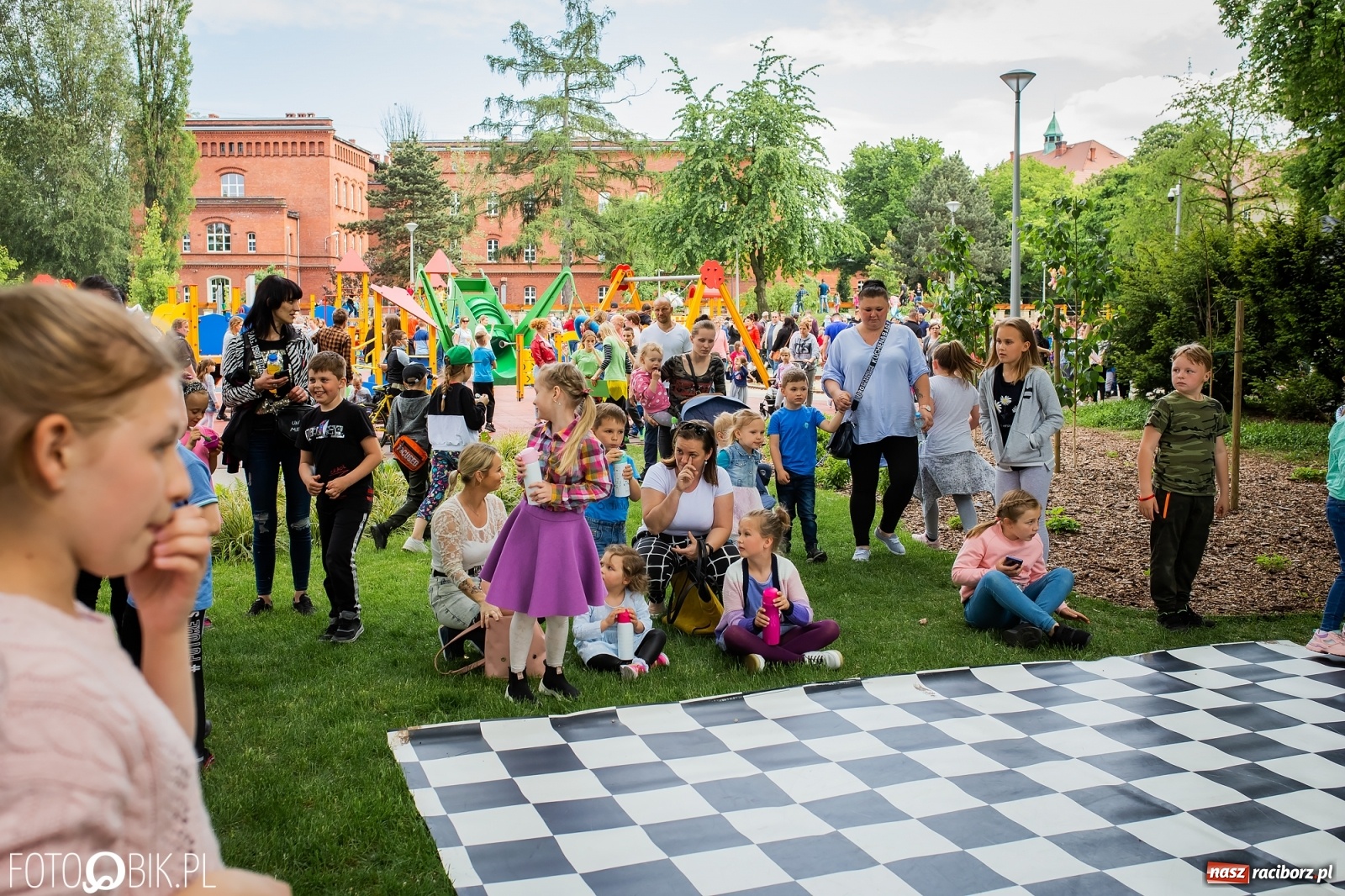 Zdjęcie w galerii na portalu naszraciborz.pl: W parku Jordanowskim i na Rynku - Dzień Dziecka w Raciborzu [FOTO] wiadomości z regionu
