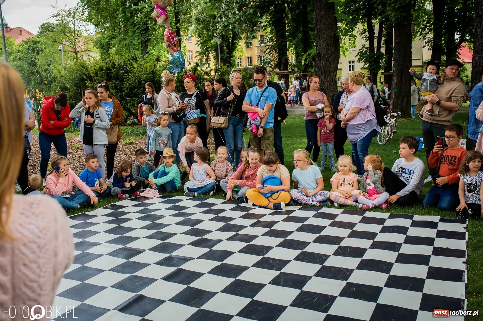 Zdjęcie w galerii na portalu naszraciborz.pl: W parku Jordanowskim i na Rynku - Dzień Dziecka w Raciborzu [FOTO] wiadomości z regionu