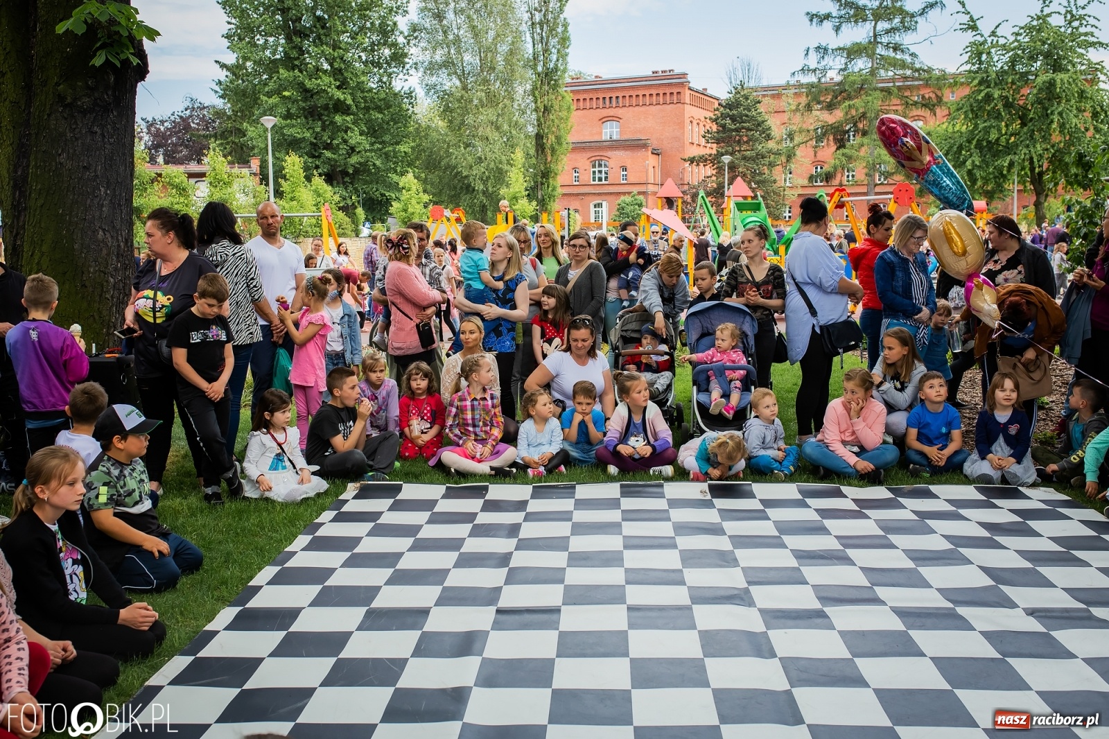 Zdjęcie w galerii na portalu naszraciborz.pl: W parku Jordanowskim i na Rynku - Dzień Dziecka w Raciborzu [FOTO] wiadomości z regionu