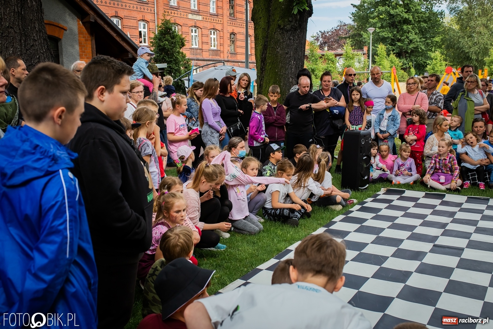 Zdjęcie w galerii na portalu naszraciborz.pl: W parku Jordanowskim i na Rynku - Dzień Dziecka w Raciborzu [FOTO] wiadomości z regionu