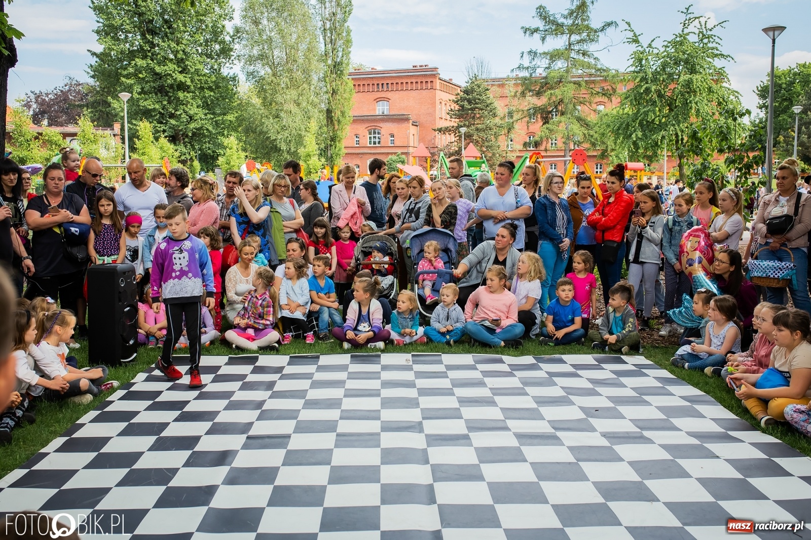 Zdjęcie w galerii na portalu naszraciborz.pl: W parku Jordanowskim i na Rynku - Dzień Dziecka w Raciborzu [FOTO] wiadomości z regionu