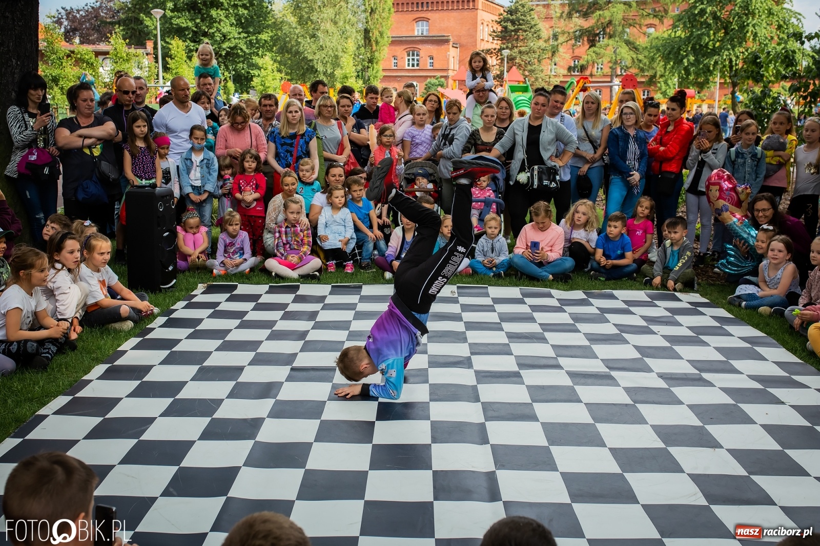Zdjęcie w galerii na portalu naszraciborz.pl: W parku Jordanowskim i na Rynku - Dzień Dziecka w Raciborzu [FOTO] wiadomości z regionu