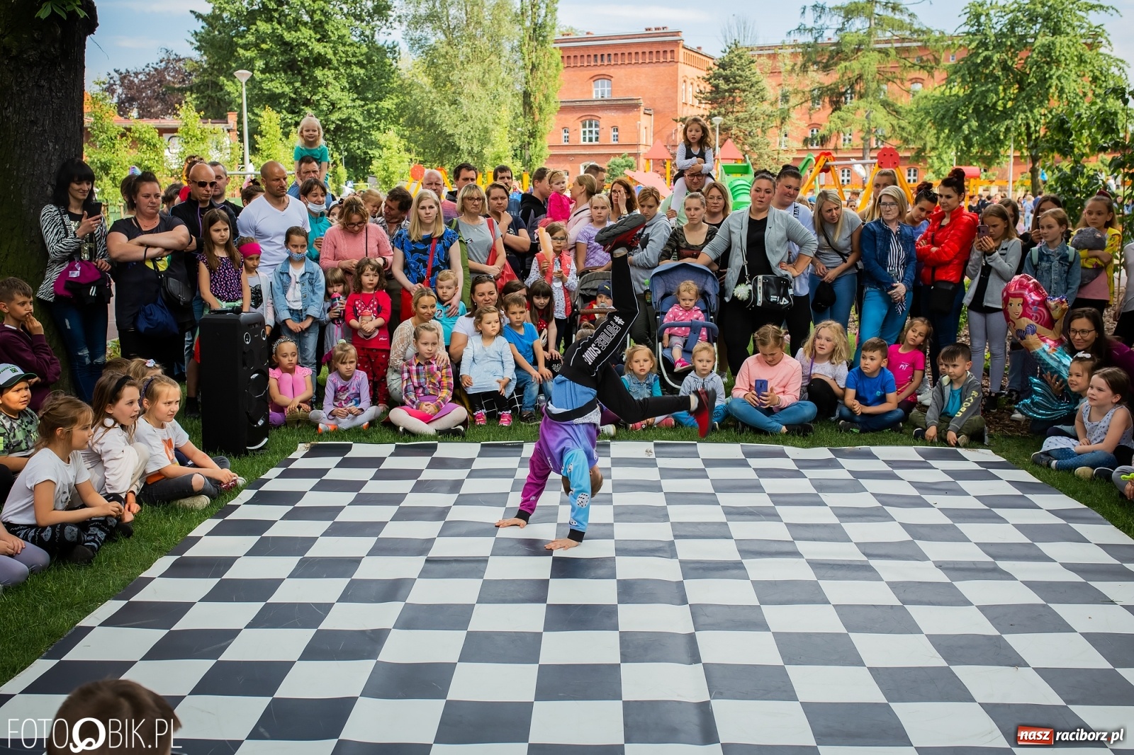 Zdjęcie w galerii na portalu naszraciborz.pl: W parku Jordanowskim i na Rynku - Dzień Dziecka w Raciborzu [FOTO] wiadomości z regionu