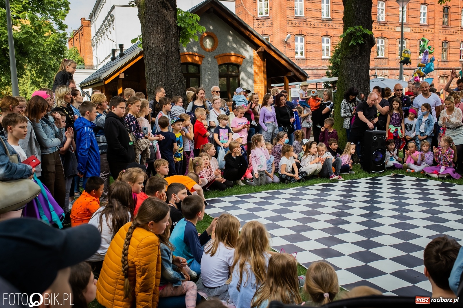 Zdjęcie w galerii na portalu naszraciborz.pl: W parku Jordanowskim i na Rynku - Dzień Dziecka w Raciborzu [FOTO] wiadomości z regionu