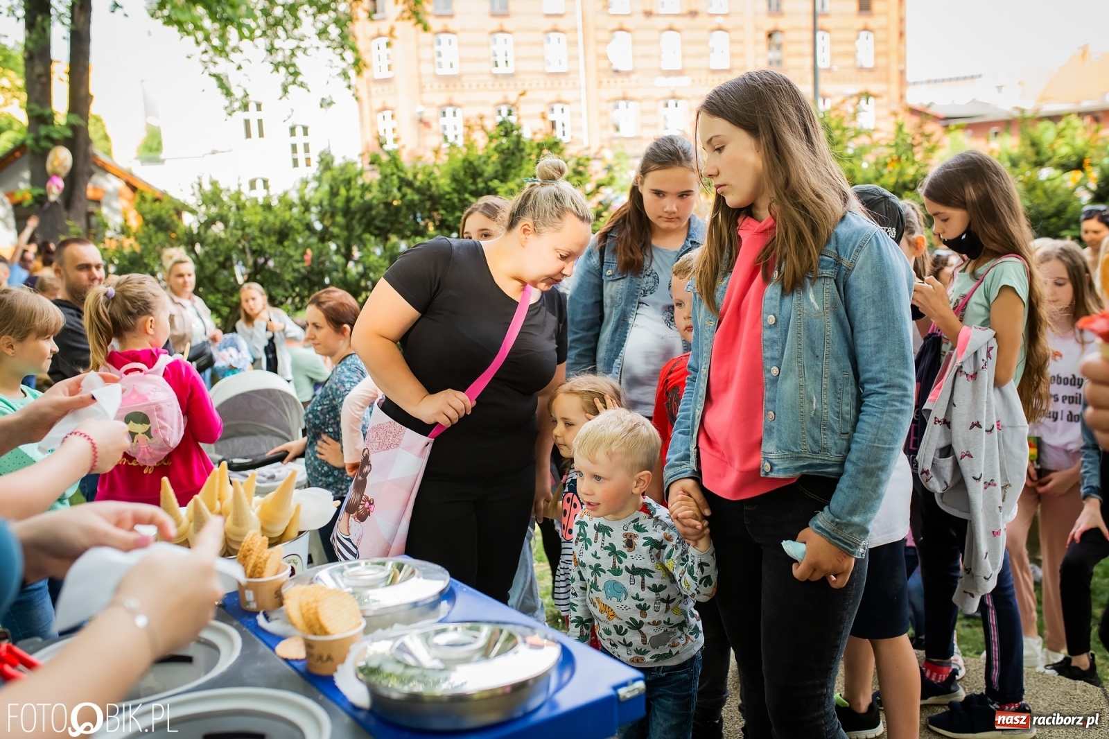 Zdjęcie w galerii na portalu naszraciborz.pl: W parku Jordanowskim i na Rynku - Dzień Dziecka w Raciborzu [FOTO] wiadomości z regionu
