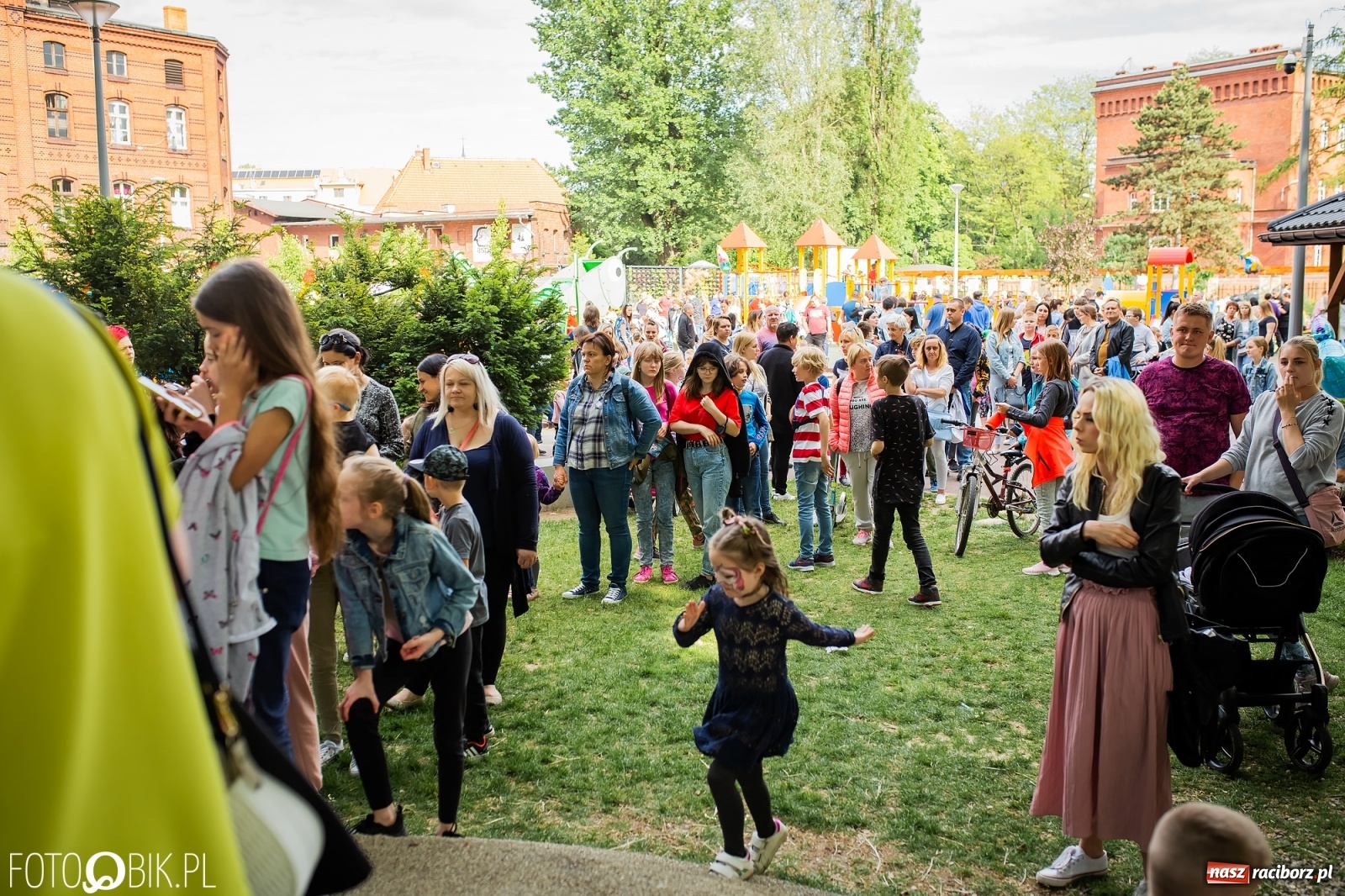 Zdjęcie w galerii na portalu naszraciborz.pl: W parku Jordanowskim i na Rynku - Dzień Dziecka w Raciborzu [FOTO] wiadomości z regionu