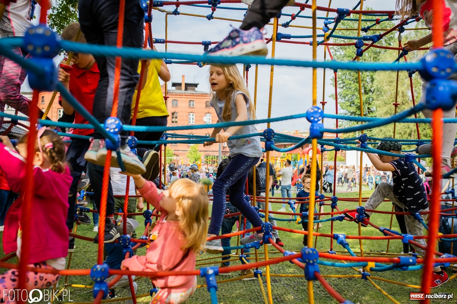 Zdjęcie w galerii na portalu naszraciborz.pl: W parku Jordanowskim i na Rynku - Dzień Dziecka w Raciborzu [FOTO] wiadomości z regionu