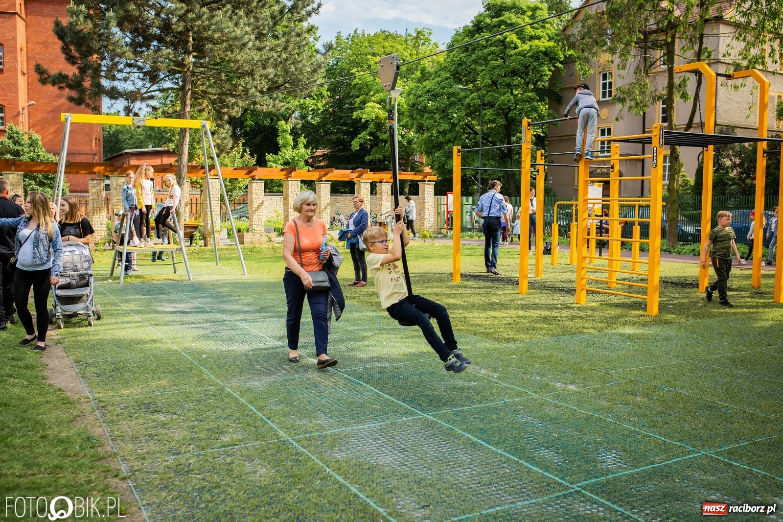 Zdjęcie w galerii na portalu naszraciborz.pl: W parku Jordanowskim i na Rynku - Dzień Dziecka w Raciborzu [FOTO] wiadomości z regionu