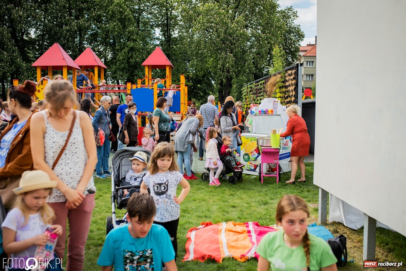 Zdjęcie w galerii na portalu naszraciborz.pl: W parku Jordanowskim i na Rynku - Dzień Dziecka w Raciborzu [FOTO] wiadomości z regionu