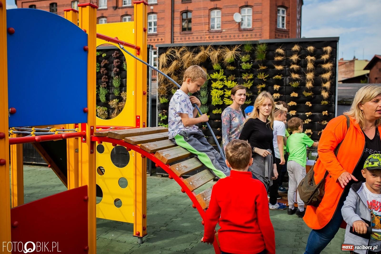 Zdjęcie w galerii na portalu naszraciborz.pl: W parku Jordanowskim i na Rynku - Dzień Dziecka w Raciborzu [FOTO] wiadomości z regionu