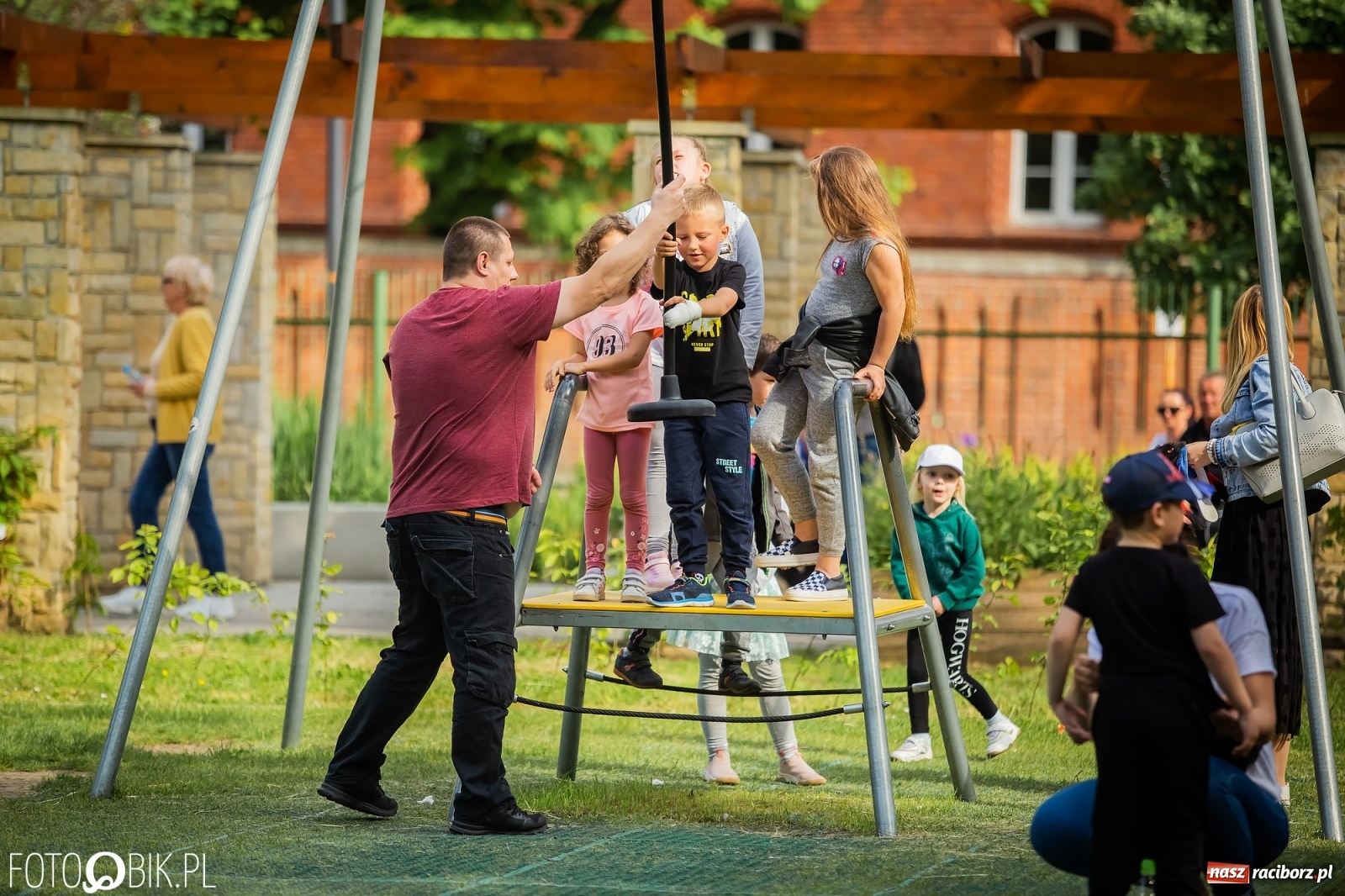 Zdjęcie w galerii na portalu naszraciborz.pl: W parku Jordanowskim i na Rynku - Dzień Dziecka w Raciborzu [FOTO] wiadomości z regionu