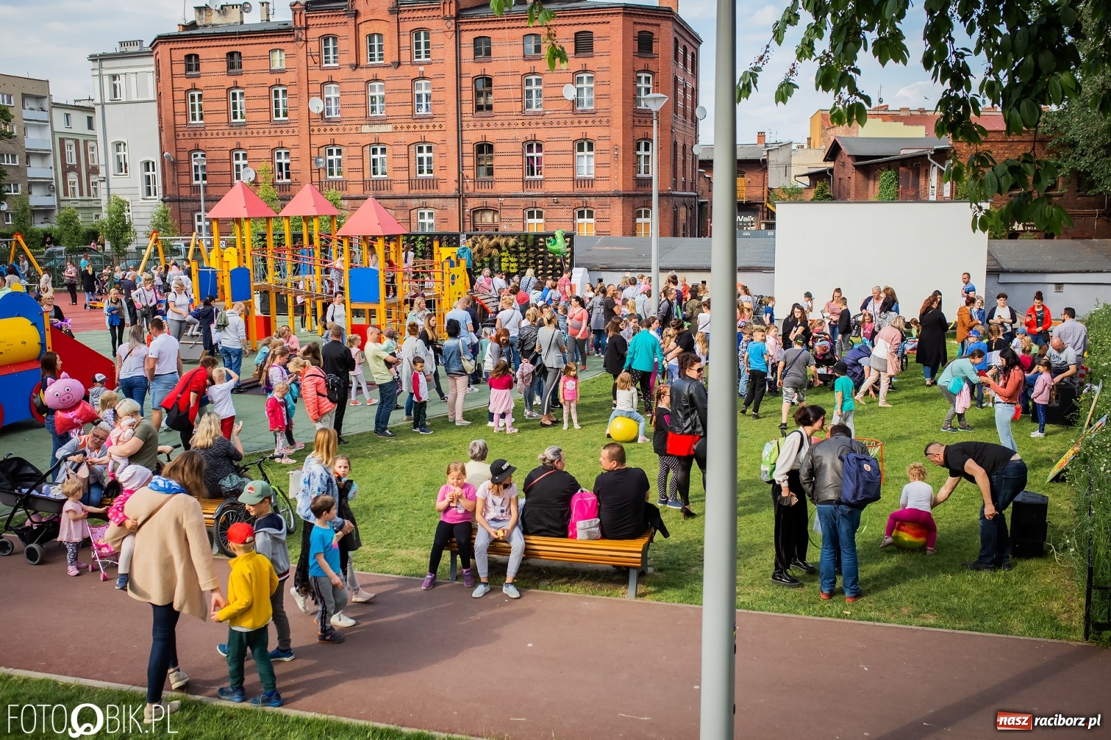 Zdjęcie w galerii na portalu naszraciborz.pl: W parku Jordanowskim i na Rynku - Dzień Dziecka w Raciborzu [FOTO] wiadomości z regionu