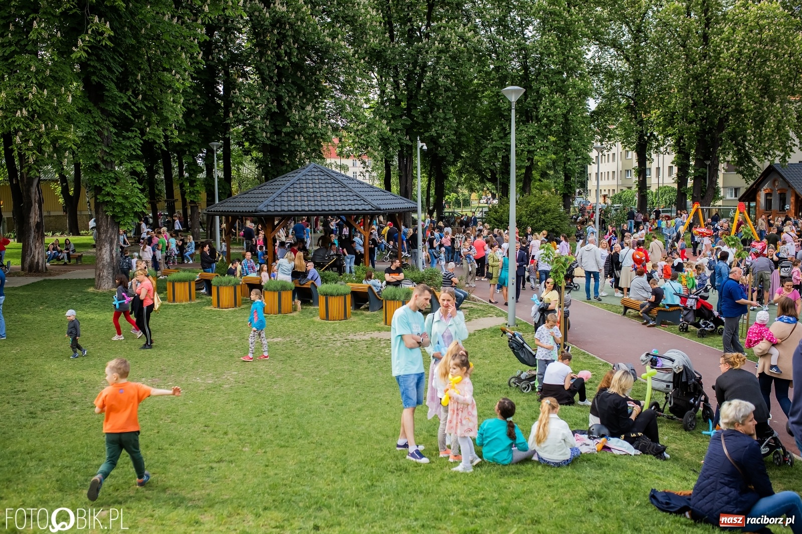 Zdjęcie w galerii na portalu naszraciborz.pl: W parku Jordanowskim i na Rynku - Dzień Dziecka w Raciborzu [FOTO] wiadomości z regionu