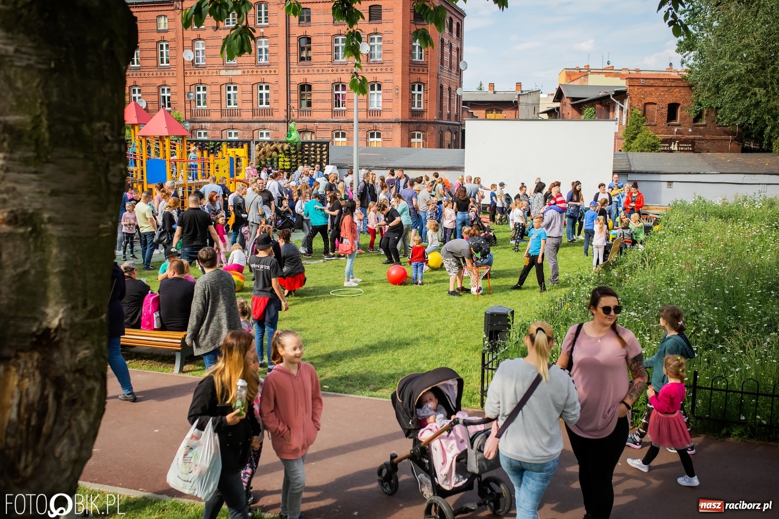Zdjęcie w galerii na portalu naszraciborz.pl: W parku Jordanowskim i na Rynku - Dzień Dziecka w Raciborzu [FOTO] wiadomości z regionu