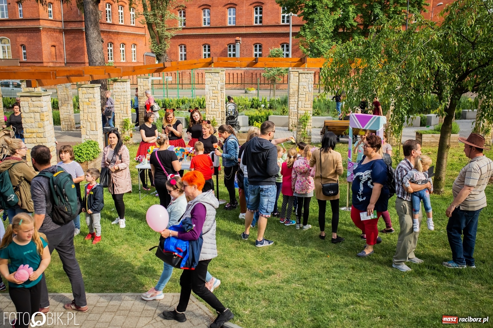Zdjęcie w galerii na portalu naszraciborz.pl: W parku Jordanowskim i na Rynku - Dzień Dziecka w Raciborzu [FOTO] wiadomości z regionu