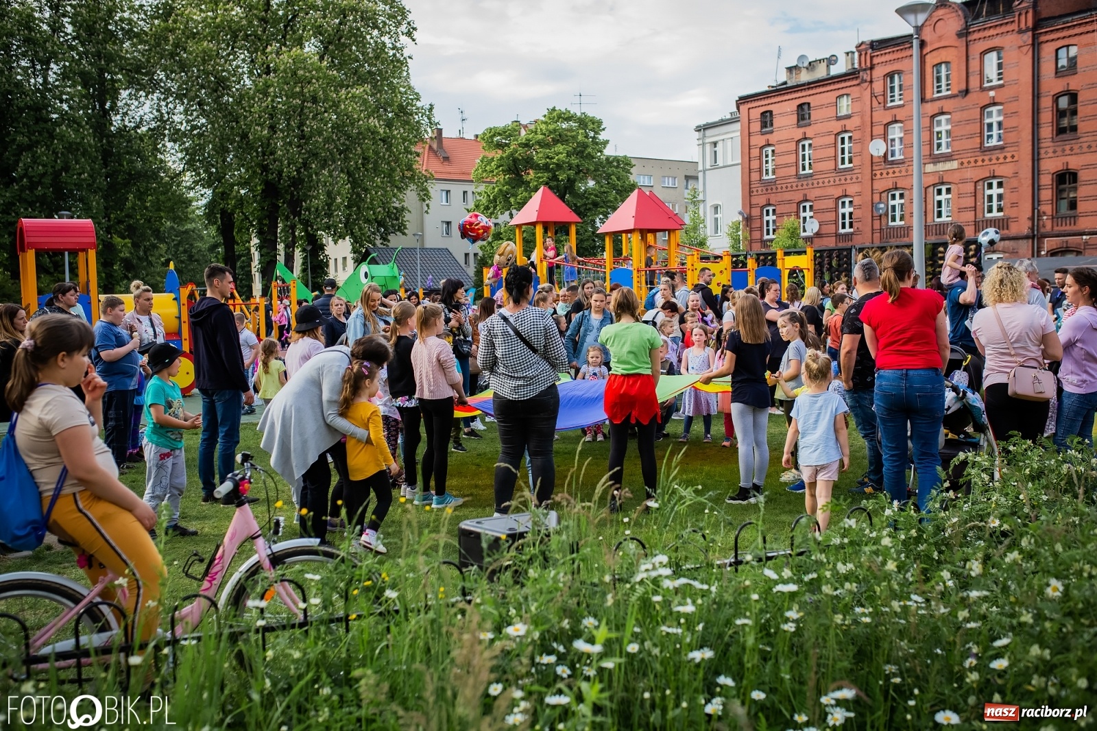 Zdjęcie w galerii na portalu naszraciborz.pl: W parku Jordanowskim i na Rynku - Dzień Dziecka w Raciborzu [FOTO] wiadomości z regionu