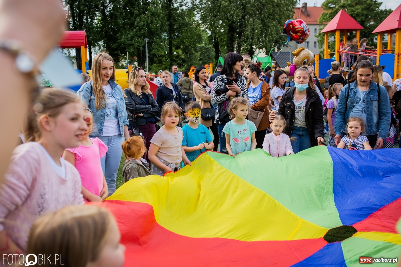 Zdjęcie w galerii na portalu naszraciborz.pl: W parku Jordanowskim i na Rynku - Dzień Dziecka w Raciborzu [FOTO] wiadomości z regionu