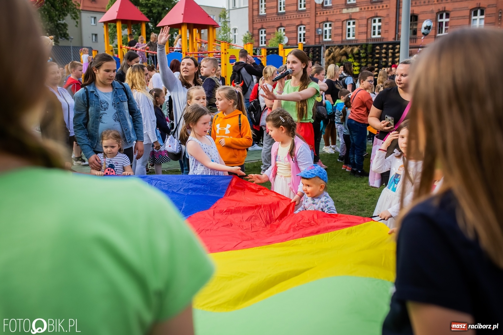 Zdjęcie w galerii na portalu naszraciborz.pl: W parku Jordanowskim i na Rynku - Dzień Dziecka w Raciborzu [FOTO] wiadomości z regionu