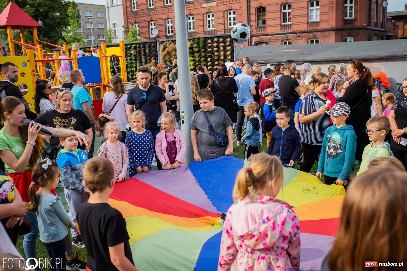 Zdjęcie w galerii na portalu naszraciborz.pl: W parku Jordanowskim i na Rynku - Dzień Dziecka w Raciborzu [FOTO] wiadomości z regionu