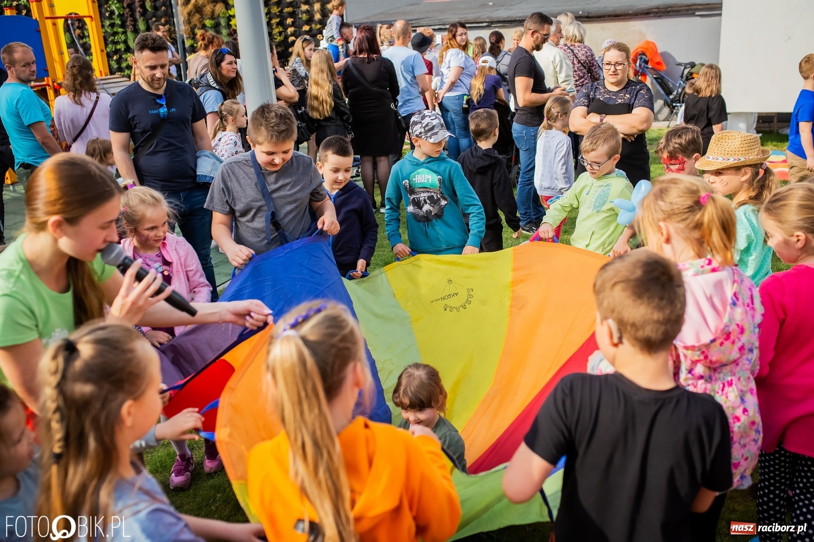 Zdjęcie w galerii na portalu naszraciborz.pl: W parku Jordanowskim i na Rynku - Dzień Dziecka w Raciborzu [FOTO] wiadomości z regionu