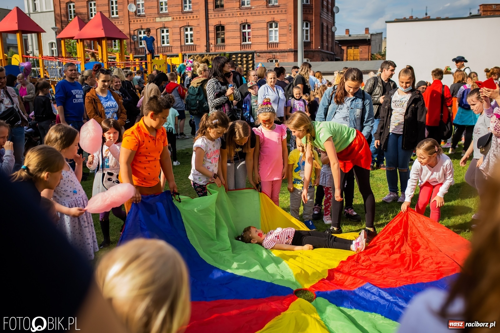 Zdjęcie w galerii na portalu naszraciborz.pl: W parku Jordanowskim i na Rynku - Dzień Dziecka w Raciborzu [FOTO] wiadomości z regionu