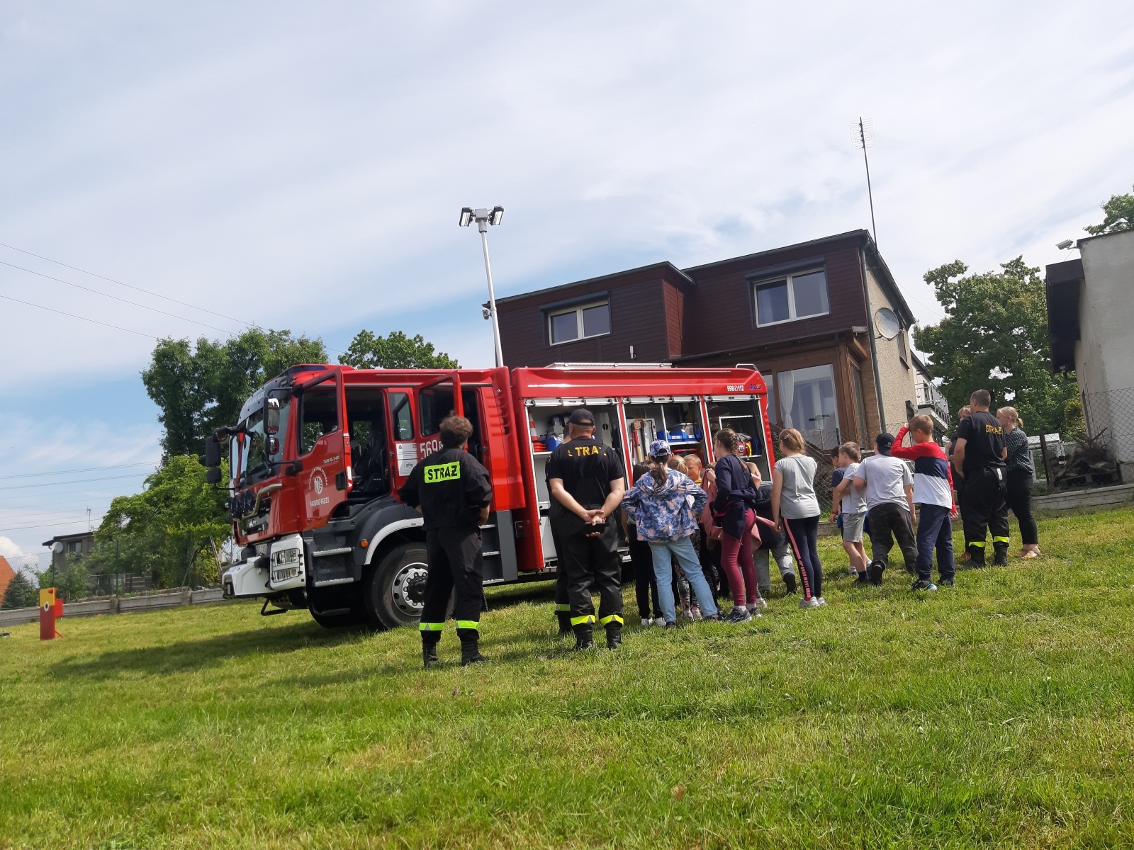 Zdjęcie w galerii na portalu naszraciborz.pl: Strażacka akcja w Brzeziu. Ewakuowano szkołę [FOTO] wiadomości z regionu