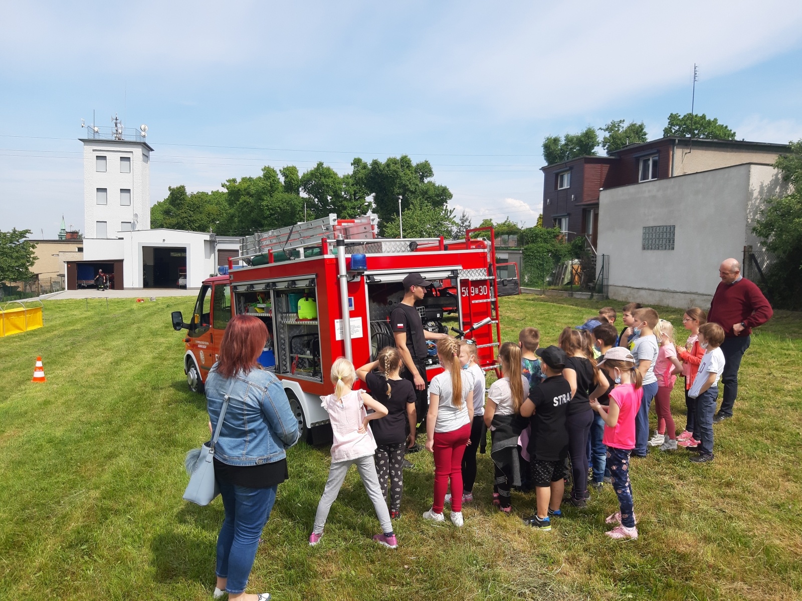 Zdjęcie w galerii na portalu naszraciborz.pl: Strażacka akcja w Brzeziu. Ewakuowano szkołę [FOTO] wiadomości z regionu
