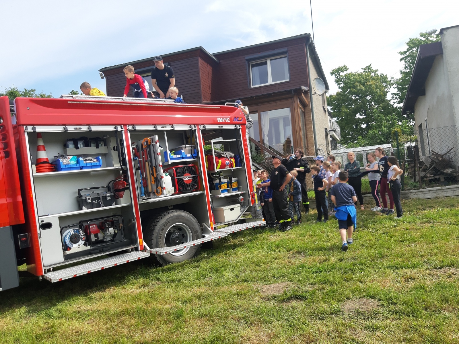 Zdjęcie w galerii na portalu naszraciborz.pl: Strażacka akcja w Brzeziu. Ewakuowano szkołę [FOTO] wiadomości z regionu