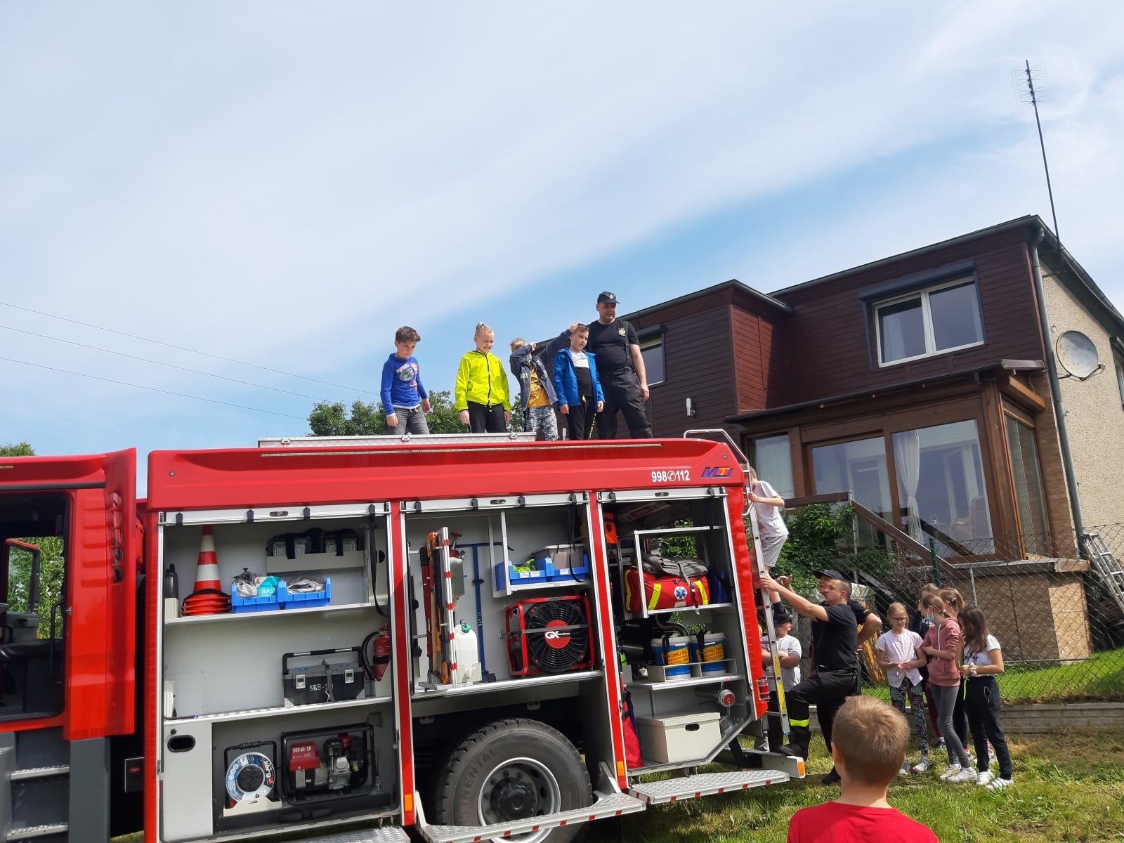 Zdjęcie w galerii na portalu naszraciborz.pl: Strażacka akcja w Brzeziu. Ewakuowano szkołę [FOTO] wiadomości z regionu
