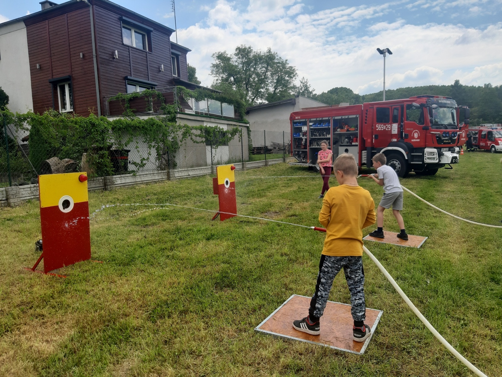 Zdjęcie w galerii na portalu naszraciborz.pl: Strażacka akcja w Brzeziu. Ewakuowano szkołę [FOTO] wiadomości z regionu