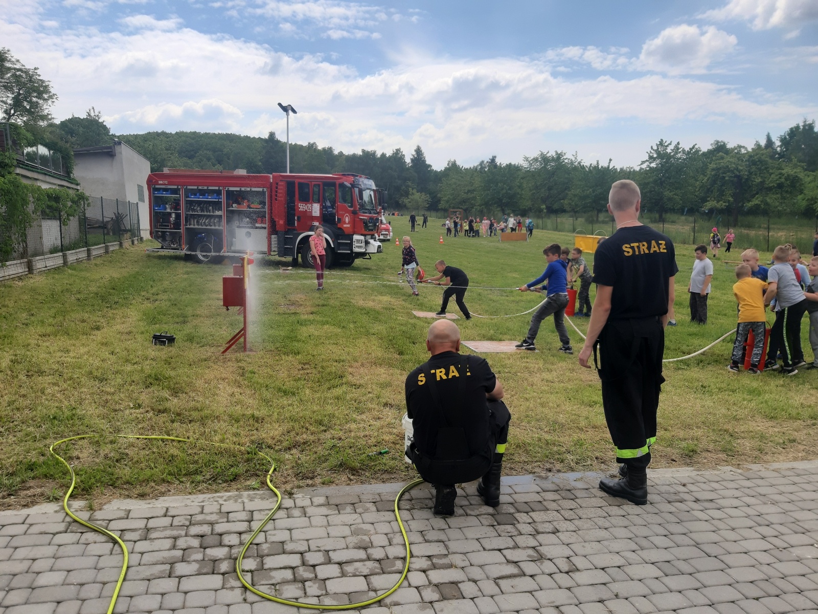 Zdjęcie w galerii na portalu naszraciborz.pl: Strażacka akcja w Brzeziu. Ewakuowano szkołę [FOTO] wiadomości z regionu