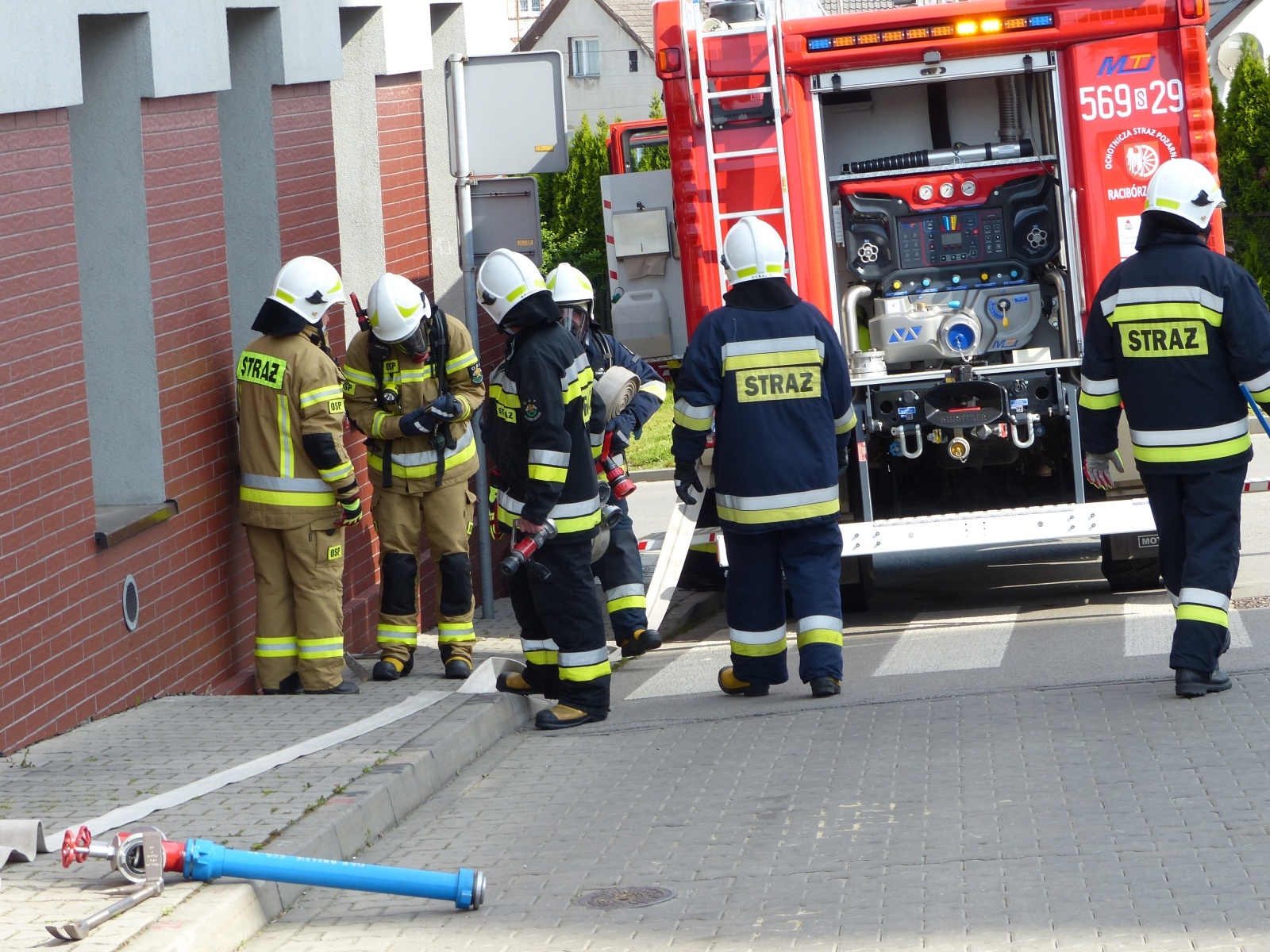 Zdjęcie w galerii na portalu naszraciborz.pl: Strażacka akcja w Brzeziu. Ewakuowano szkołę [FOTO] wiadomości z regionu