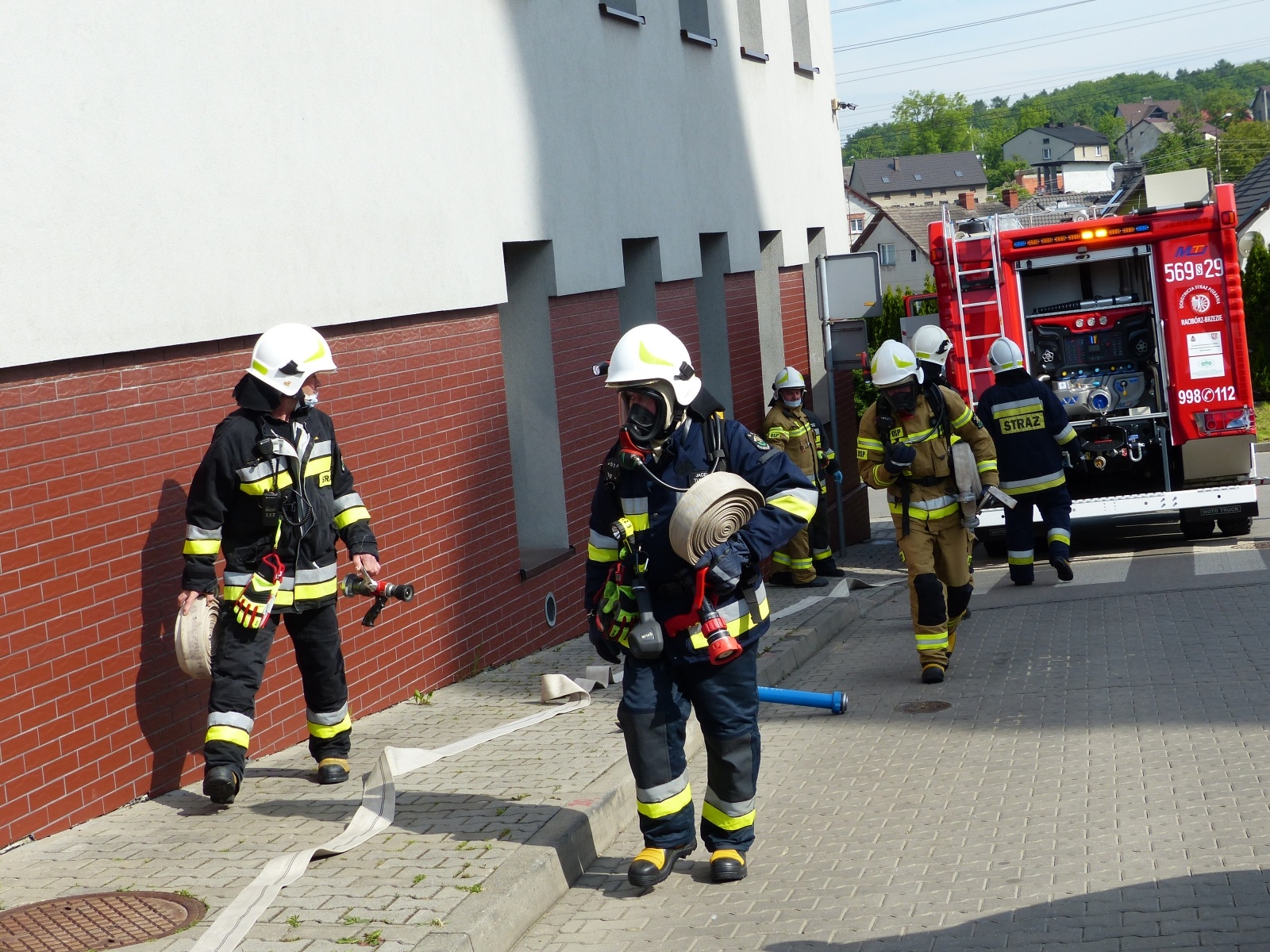Zdjęcie w galerii na portalu naszraciborz.pl: Strażacka akcja w Brzeziu. Ewakuowano szkołę [FOTO] wiadomości z regionu