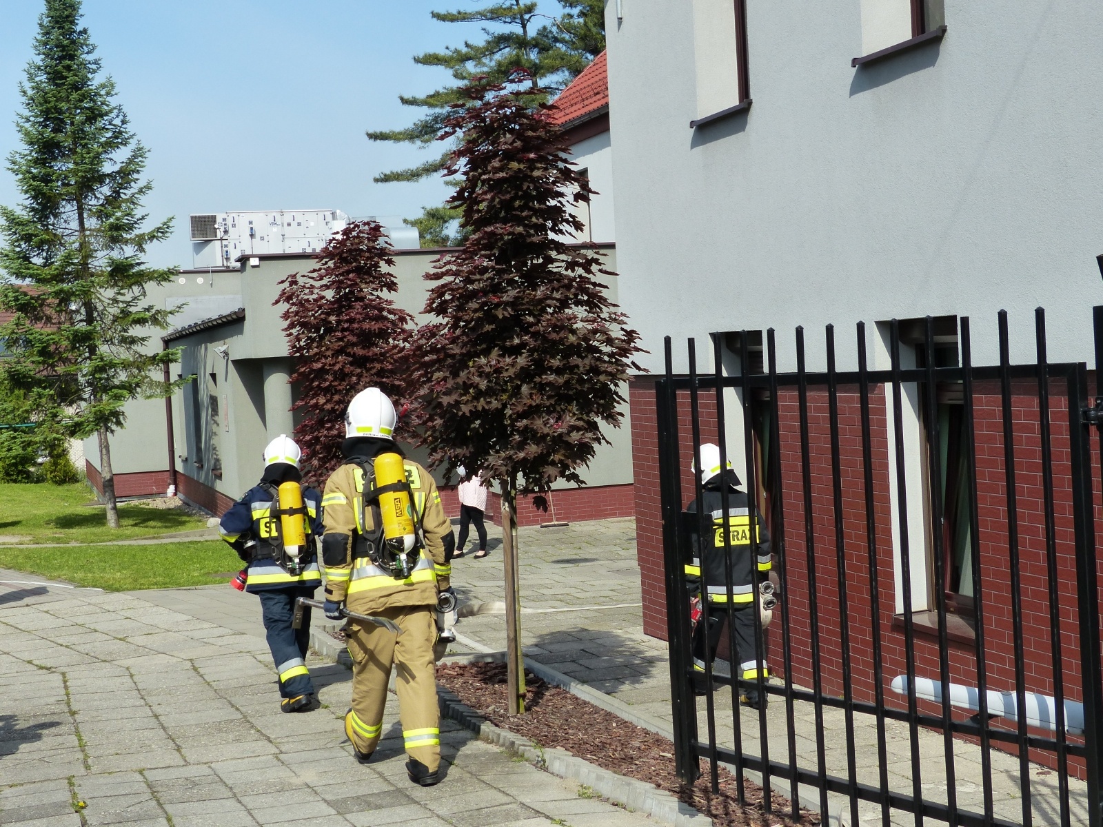 Zdjęcie w galerii na portalu naszraciborz.pl: Strażacka akcja w Brzeziu. Ewakuowano szkołę [FOTO] wiadomości z regionu