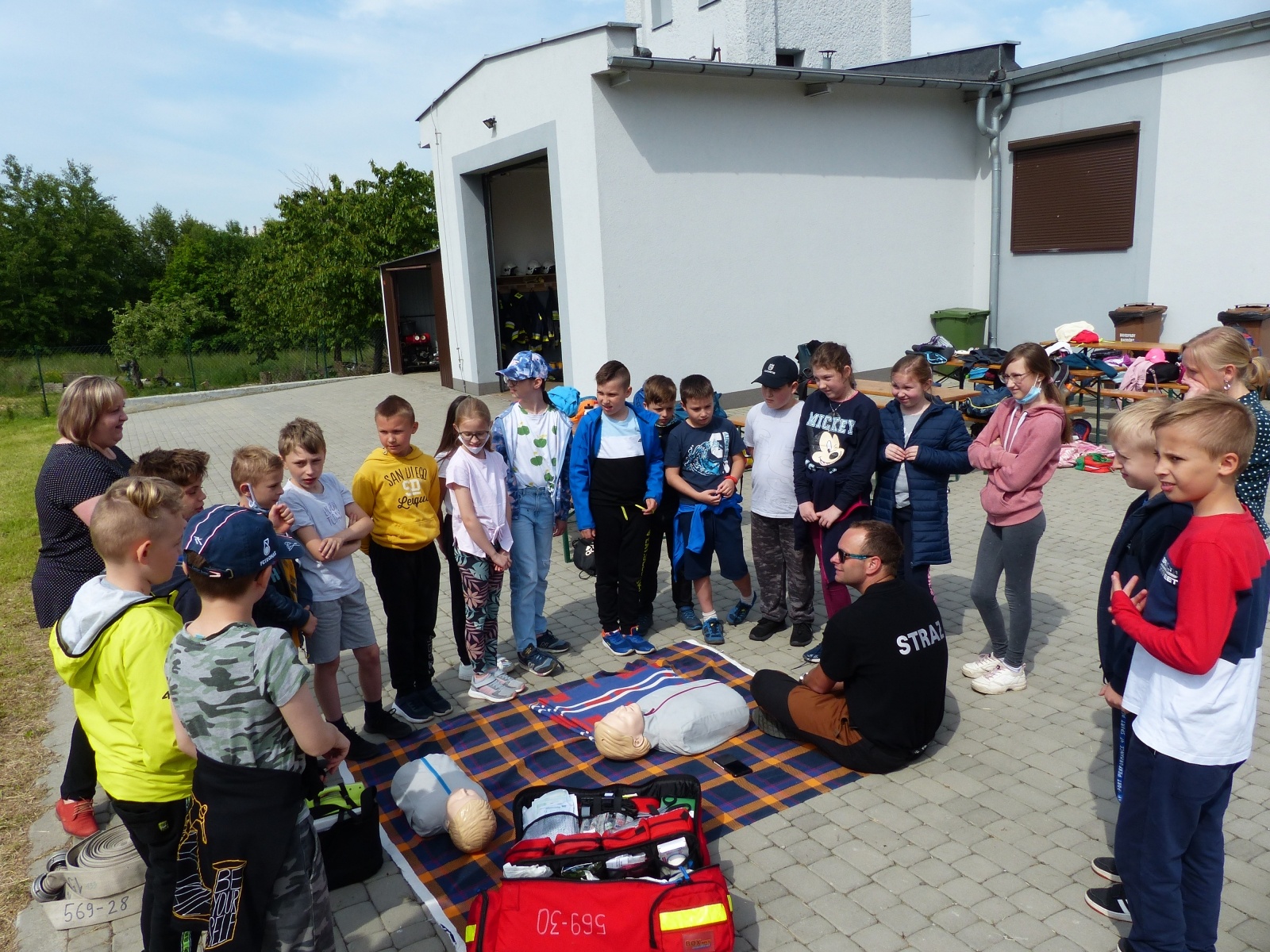Zdjęcie w galerii na portalu naszraciborz.pl: Strażacka akcja w Brzeziu. Ewakuowano szkołę [FOTO] wiadomości z regionu