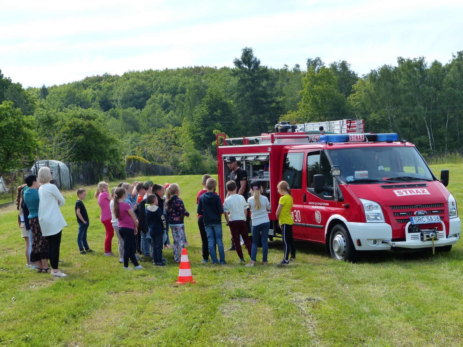 Zdjęcie w galerii na portalu naszraciborz.pl: Strażacka akcja w Brzeziu. Ewakuowano szkołę [FOTO] wiadomości z regionu