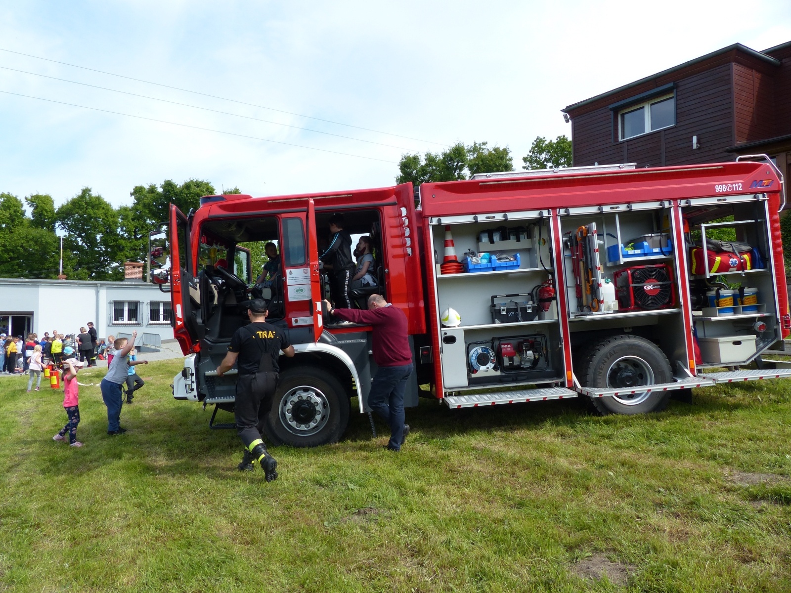 Zdjęcie w galerii na portalu naszraciborz.pl: Strażacka akcja w Brzeziu. Ewakuowano szkołę [FOTO] wiadomości z regionu