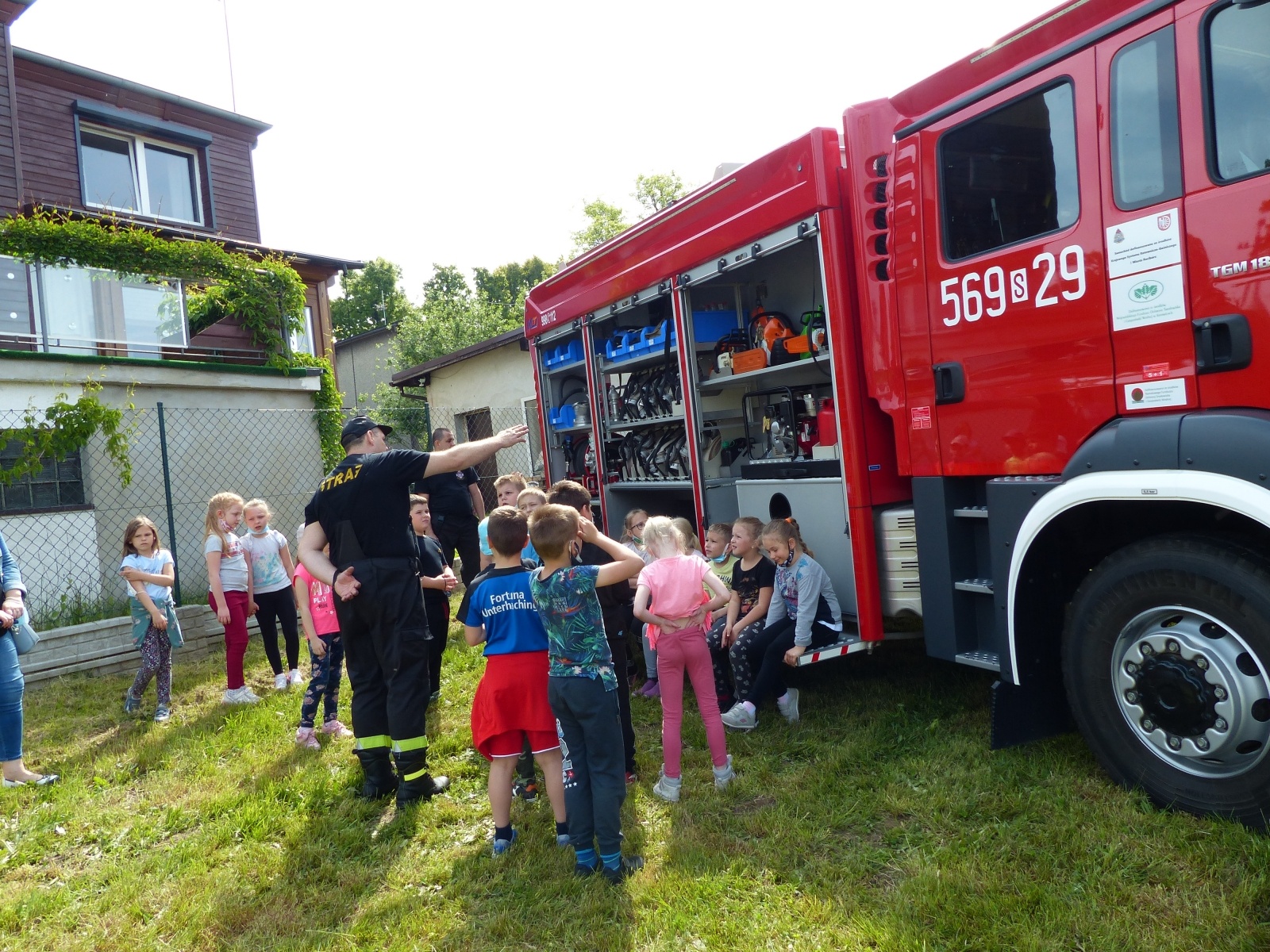 Zdjęcie w galerii na portalu naszraciborz.pl: Strażacka akcja w Brzeziu. Ewakuowano szkołę [FOTO] wiadomości z regionu
