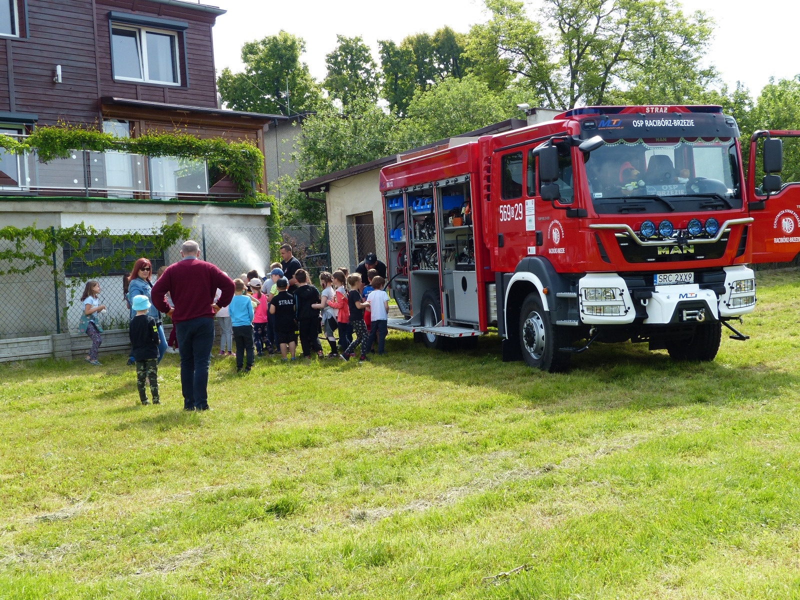 Zdjęcie w galerii na portalu naszraciborz.pl: Strażacka akcja w Brzeziu. Ewakuowano szkołę [FOTO] wiadomości z regionu