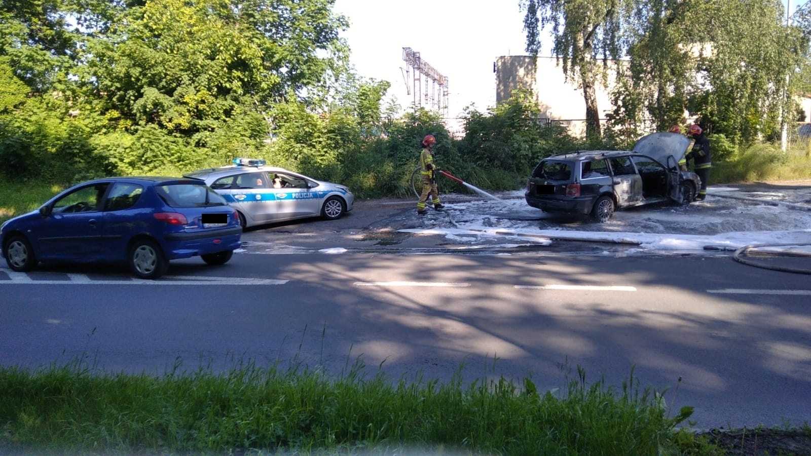 Zdjęcie w galerii na portalu naszraciborz.pl: Volkswagen Passat stanął w płomieniach na Kolejowej [FOTO i WIDEO] wiadomości z regionu