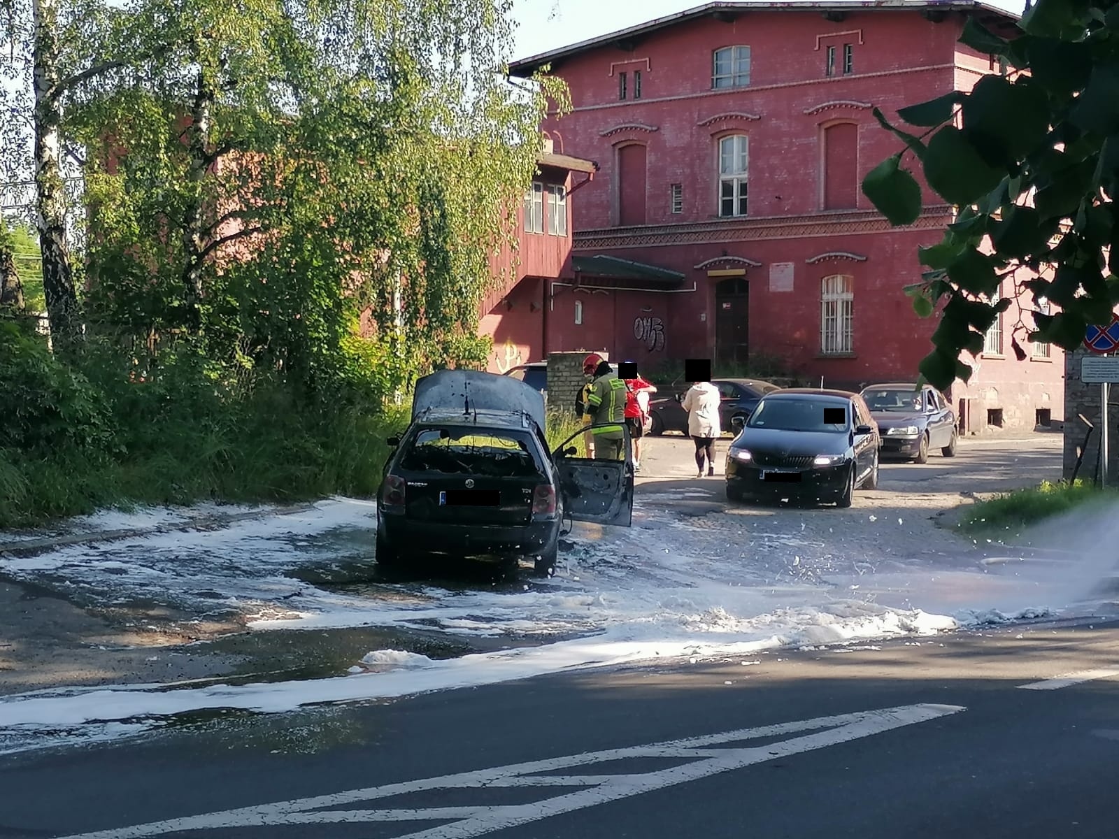Zdjęcie w galerii na portalu naszraciborz.pl: Volkswagen Passat stanął w płomieniach na Kolejowej [FOTO i WIDEO] wiadomości z regionu