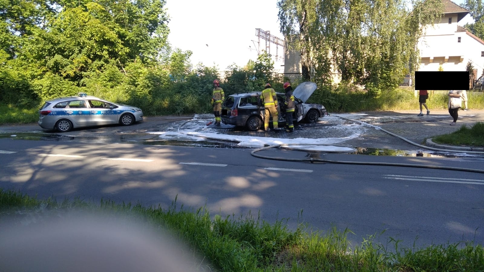 Zdjęcie w galerii na portalu naszraciborz.pl: Volkswagen Passat stanął w płomieniach na Kolejowej [FOTO i WIDEO] wiadomości z regionu